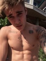 Twitter dedicated to make Justin follow @TeamBiebsSwag