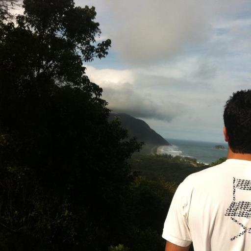 Caiçara, cosmopolita, um pouco de tudo, junto e misturado. O principal: tenho uma linda dona braba!