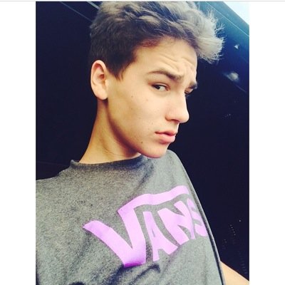 follow @holagriff