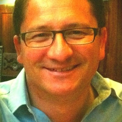 Prof de lycée franco-suédois. Svensk fransos som undervisar i svenska och franska på Kungsholmens gymnasium. Humanist som hämtar energi i Skåne.