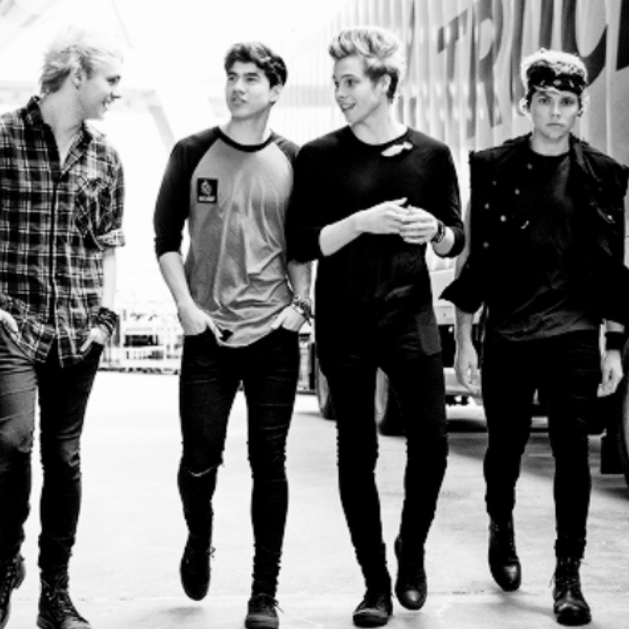 thanks for voting for 5sos :) they love you & so do i xx @MyPrinceIrwin