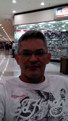 Moreno alto, extrovertido, amigo, sincero,