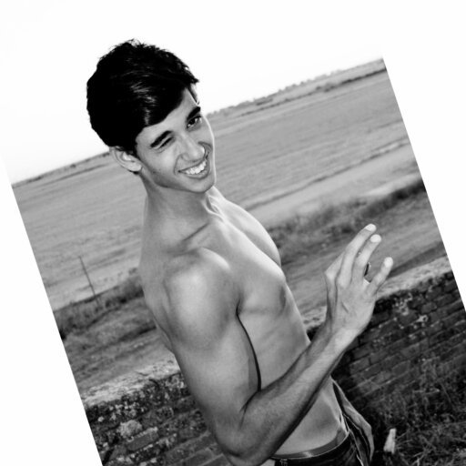 Twinkies_7's profile picture. Criminólogo, monologuista, saltarín, thai fighter y guitarrista de @HeosMusic .