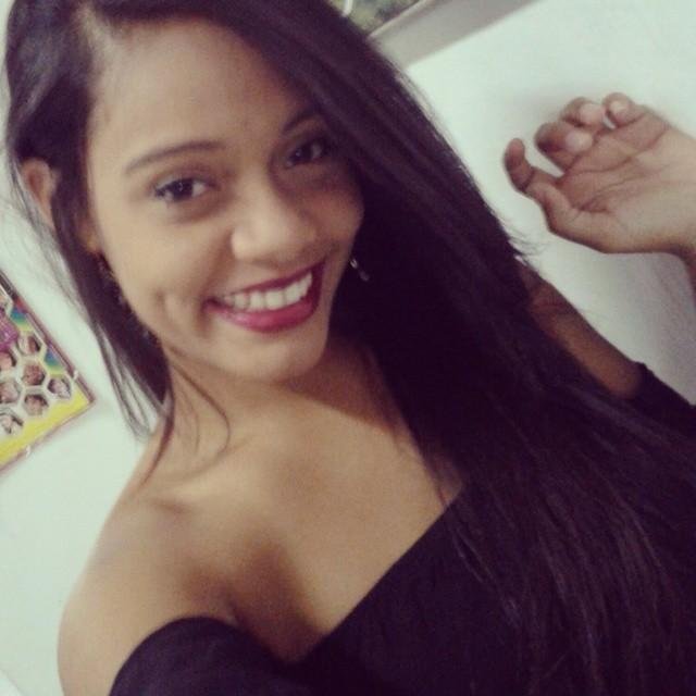 - debaixo da maquiagem e por trás do meu sorriso, eu sou apenas uma menina que deseja o mundo !