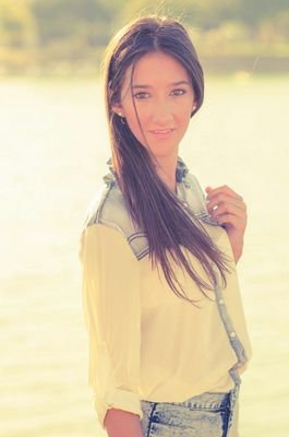 Morena, de ojos oscuros , sevillana y andaluza. Amiga de mis amigos, y enemiga de las envidiosas  .