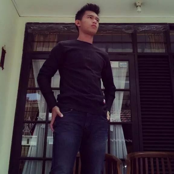 arietaufik23's profile picture. 