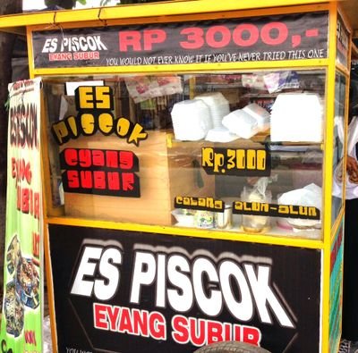 Pisang dingin berbalut coklat dengan taburan berbagai macam toping, cuma Rp. 3.000/pc ,come and feel the taste :)
