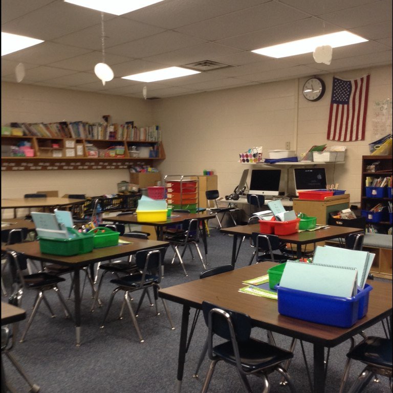 25 Kindergarteners collaborating to tweet about our classroom!