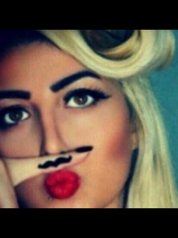 أنا فتاھ أعشق شخصيتي مهما كانت أعشق تفاصيلي وملامحي وﻻ يهم إن قيل قصيرھ أو طويلھ  متينھ او نحيفھ أعشق دلعي وأعشق غروري فلم تشقىَ أمي تسعة أشهر لكي يقيمني الناسꜝ