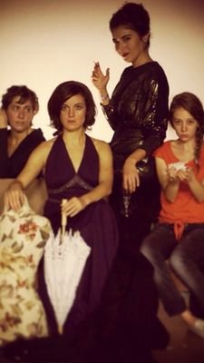 Tiyatro ve sinema alanlarında üreten bağımsız bir topluluk. 2002 yılından bu yana Istanbul ve New York'ta çeşitli disiplinlerden sanatçılarla çalışmalar yapar.