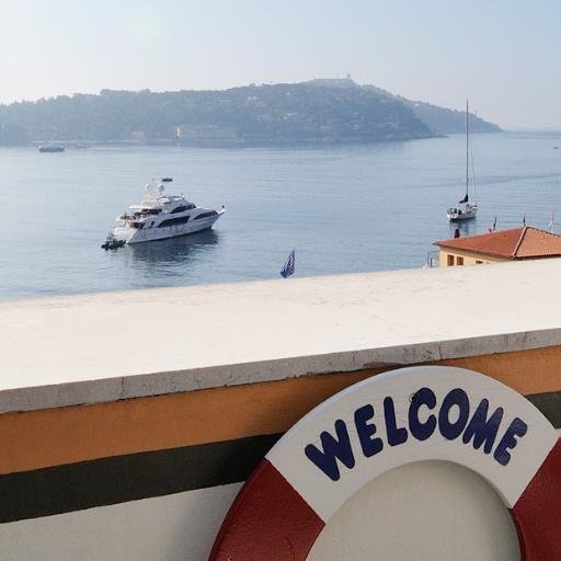 Boutique hôtel familial depuis plus de 70 ans, le Welcome se dresse tel un yacht, ancré dans le charmant petit port de Villefranche-sur-Mer.