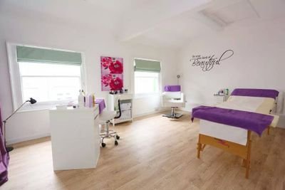 Proudlock and Harry beauty bar is situated above the luxurious boutique in the heart of norwich. Giving you the perfect opportunity to shop and be pampered.