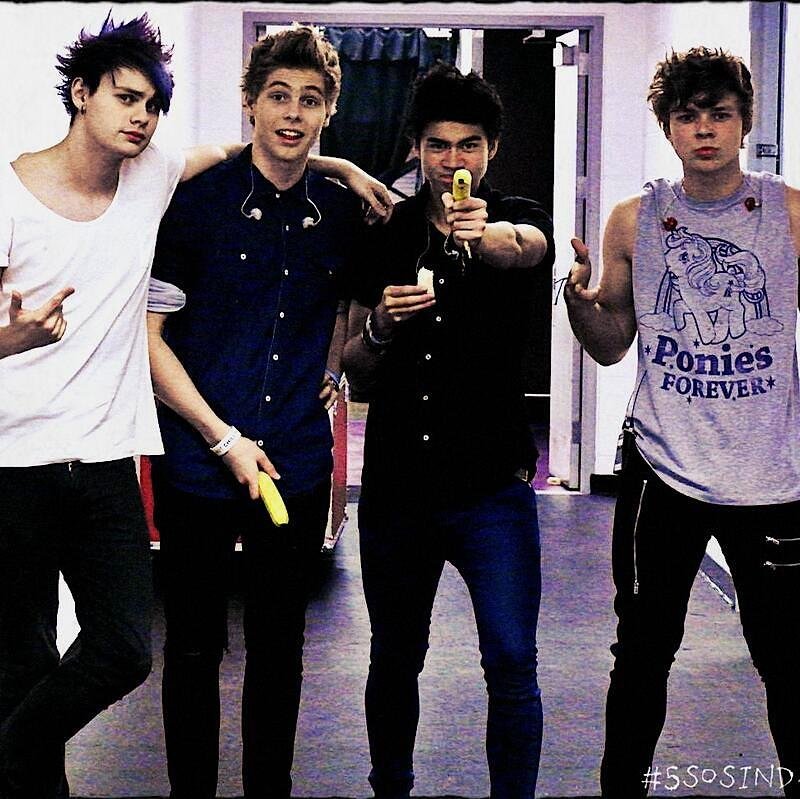 So this account is a update/fan account for the UK 5sos fam (: