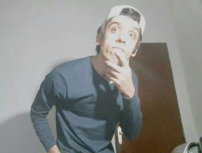 I have 18, I'm nice and boring, I speak English and Portuguese, follows me?