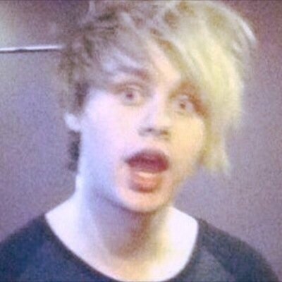 free follow from @ashtractions so if you want go thank her by following bc ur rad as heck
