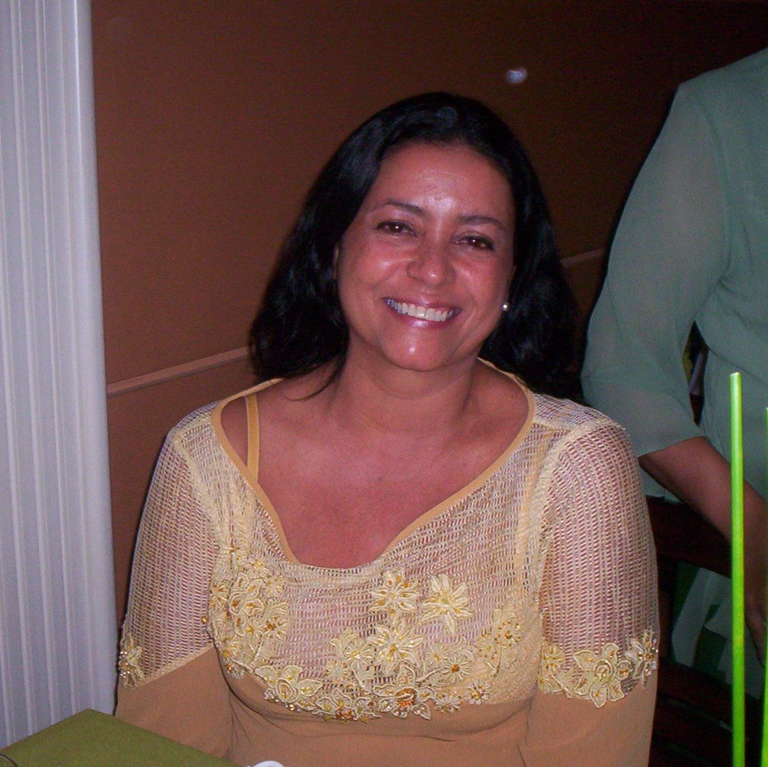 Carmen Lúcia de Melo, natural do Rio de Janeiro, reside em Brasília. Pedagoga formada pelo Centro Universitário do Distrito Federal - UDF.