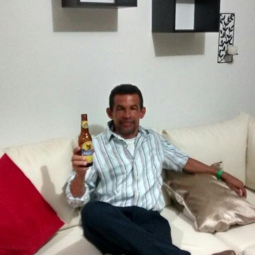 VIVO EN ARMONIA CON MIS SEMEJANTES POR LO TANTO AMO A LA HUMANIDAD,TE INVITO A QUE VIVAS EN ARMONIA.BRINDEMOS POR LA VIDA.