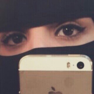 ‏مزيونه ، وعِووبْه ، وعَنيُدّه، وضْحَكُكَتِي تَفَتّح الْنَّفْس $ مِن ضَآَق صَدَرَهَه و شَآَفُنْي غصصّب عَنھ يَبْتَسِم ..الخااص بلووك ..★☆