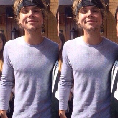 HEY!! FOLLOW @upsetnarry & ILL DM U TO 4/4 OF 5SOS :-)!!