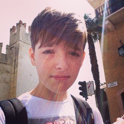 I love football, I love the songs of Justin Bieber, One Direction and Selena Gomez. I am a BoyBelieber, I'm 14 years old, I look like a little Justin Bieber