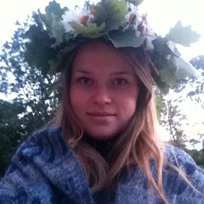 Mamma diviem, vīrs datoriķis. Ir viedoklis par un ap aviāciju un grāmata “Latviešu dzemdību stāsti”.