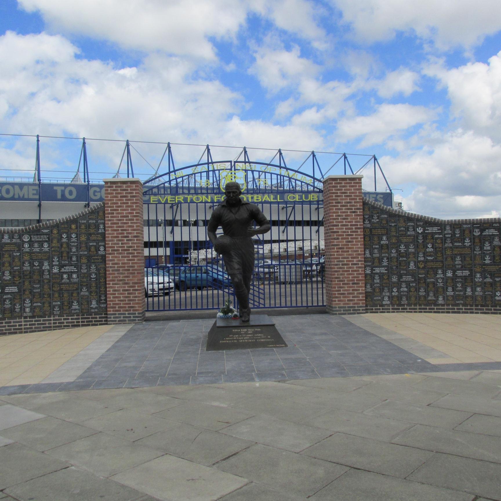 Grumpy old Bastard,Evertonian,dad to two fantastic daughters..