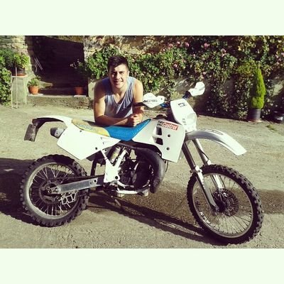 Colchonero hasta la muerte, viva mi atletico de madrid. Loco por las motos.