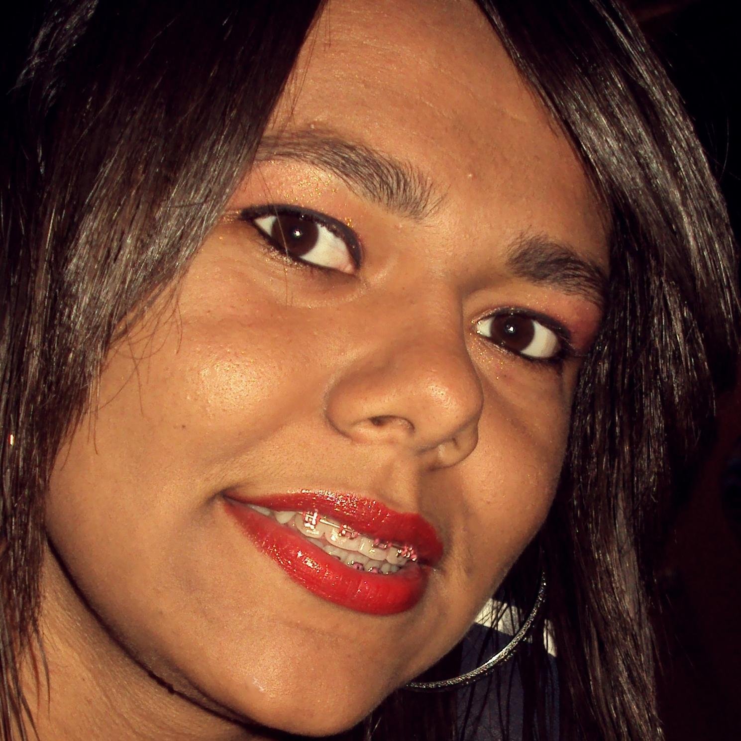 Sou uma pessoa feliz,
Amo muito a vida
E dela sou aprendiz;
Mas, como qualquer um,
Possuo imperfeições;
Pelo menos busco,
A cada dia,
Tornar-me alguém melhor.