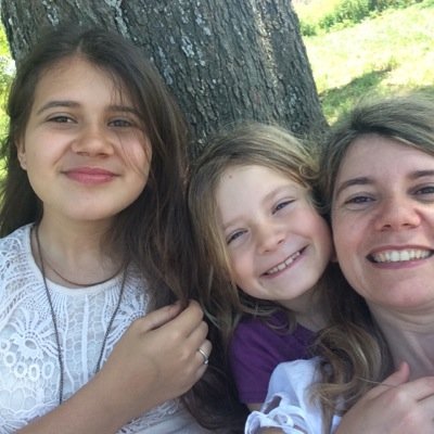 mamá de cande, cata, valen , santi y consta. esposa de diego.