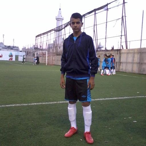 لاعب كرة قدم
ومطرب