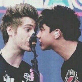 HEYYOOOO DUDEEE FOLLOW @5sosalltime ILYSM