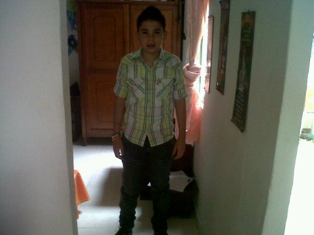 me gusta jugar play station, jugar futbol y odio estudiar