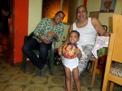 Lic.  en Administración mención Comercio Int'l, actualmente trabaja en Ministerio de Educación