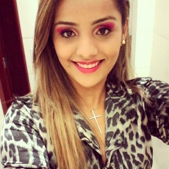 Altaflorestense, 21 anos, Membro de Maioridade das Filhas de Jó, Acadêmica de Pedagogia, Noiva de Rodrigo Aranega. Sou uma pessoa comunicativa e bem sociável!
