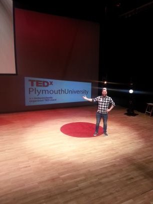 blyogpapir's profile picture. Designer | When in doubt, mumble.