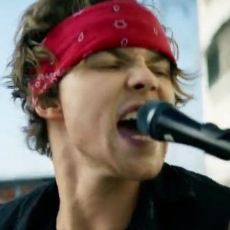 I LoveToSing,In LoveWith4idiots in a band They do weird shit some times,Shaylyn Is my best friend Ash,Luke,Cal,Mikey and everyone please follow me and @shayxlyn