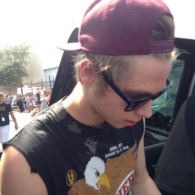 follow @hoodxluke and i will follow back(:
