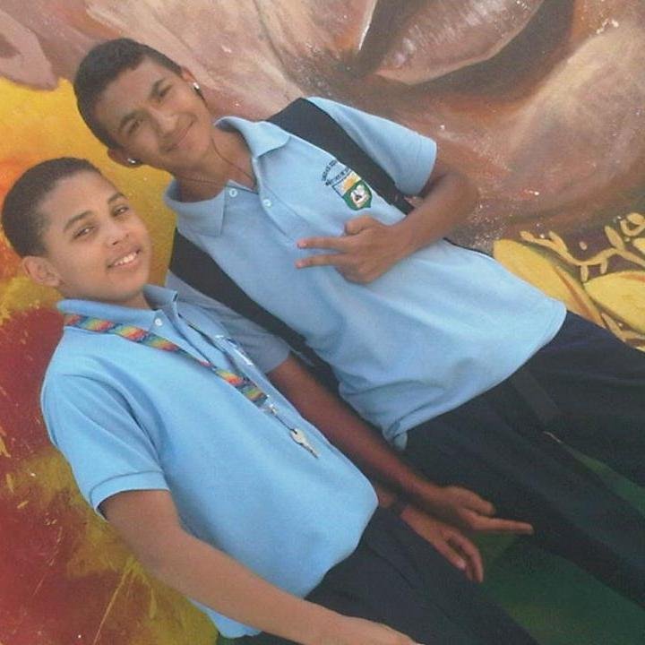 soy futbolista profecional me gusta el helado y me encanta jugar fútbol soy soltero y tengo 14 años