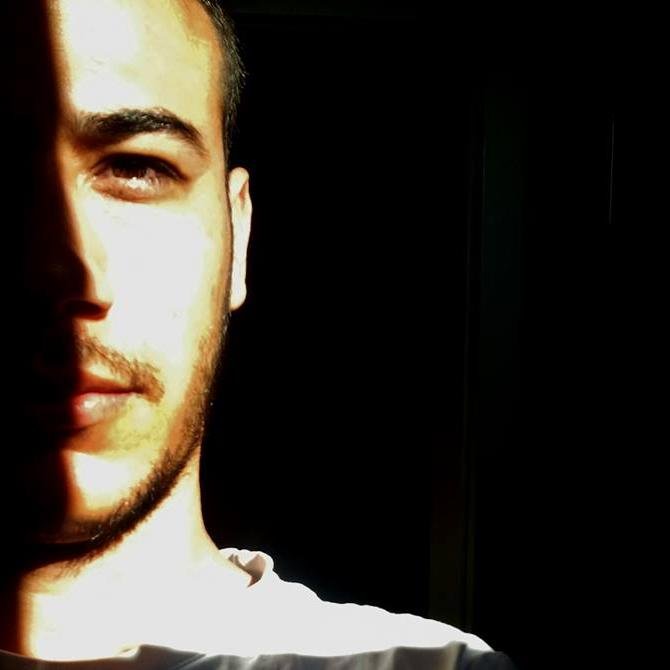 mavinin yanına lacivert.-isteklere bakılırsa tornacı olmuş fizyoterapist-bazen suskun bazen çenesiz