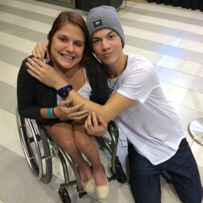 Met @TaylorCaniff on 10/24/14 ❤️ @kingkayden , @James_Yammouni follows, @CodySimpson @EmblemThree , @auntcandie follows & @MilkTyson , @nickpallauf follows
