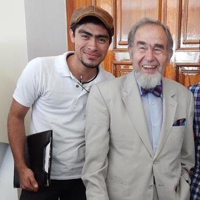 Universitario en Ingenieria Civil, pintor y dibujante, un chavo buena onda, y carismatico y social...