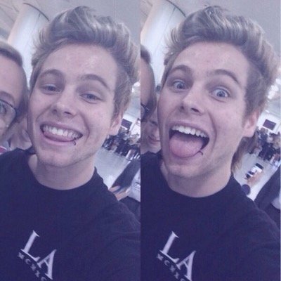 ashtonshuv's profile picture. 