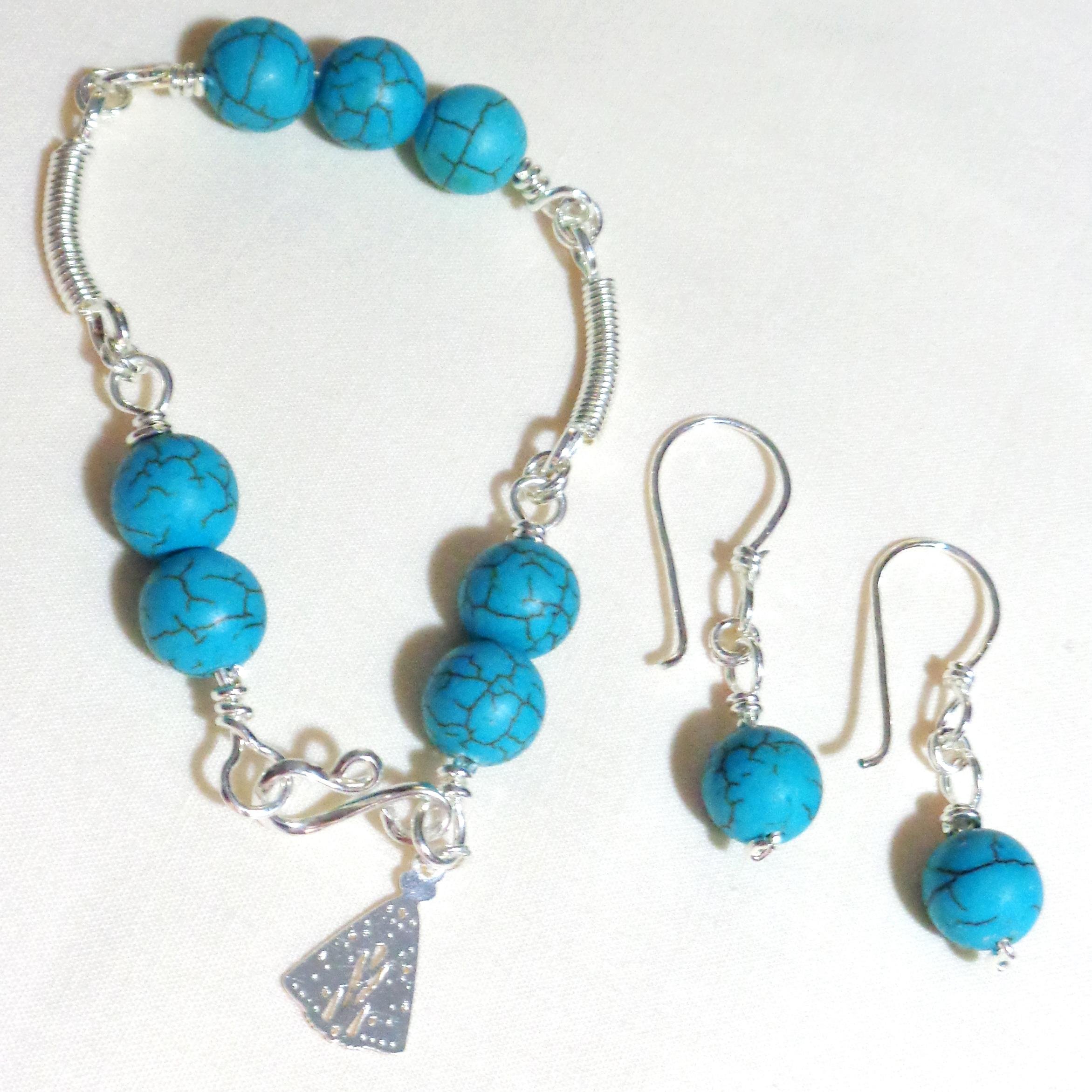 Accesorios para dama. Prendas con baño de oro y plata. Collares, anillos, zarcillos, pulseras y mas. Venta al mayor y al detal