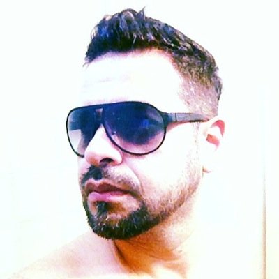 Jornalista, escritor, Mestre em Informação e Comunicação em Saúde, vocal do Soft & Mirabels e Speedracer , louco por rock, literatura e cinema.