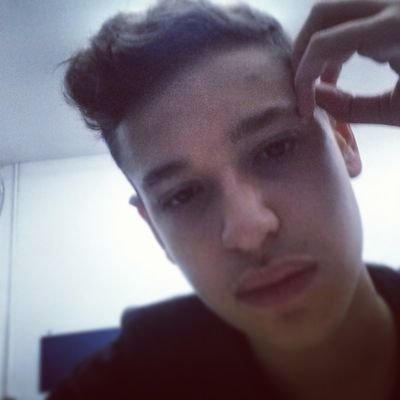 Quem se descreve se limita.