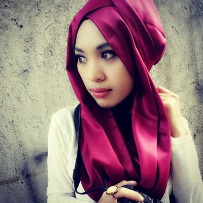gadis bahagia yang berbinar disetiap perjalanan hidupnya mensyukuri bunga usia yang semakin merekah mengayunkan langkah kaki menuju hidup yang kian dewasa :)