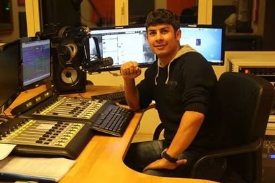Türkü dinler, Tıp Okur, Şiir yazar... 
(#şiir, #müzik, #muhabbet dolu #radyo programı 2012-2015)