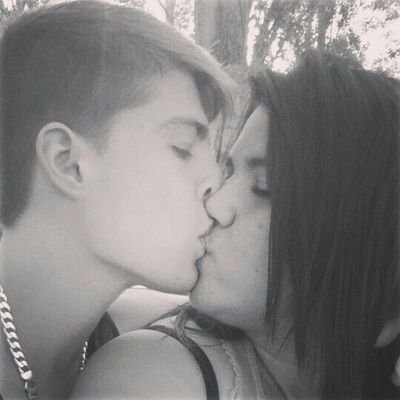 viviendo la vida felizmente junto a mi niña @aroa_369 que la amoo con locura y mis amigos que son como mi familia