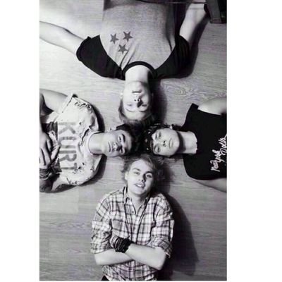 Burgos loves 5SOS