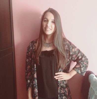 MeriAntolin's profile picture. Es morena y tiene unos ojos de final que proyectan sabor a perdición en los labios de los demás.